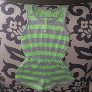 Little girls adorable jumpsuit 💕💚